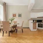 Oomph 3br & 2baths Grand Appartement